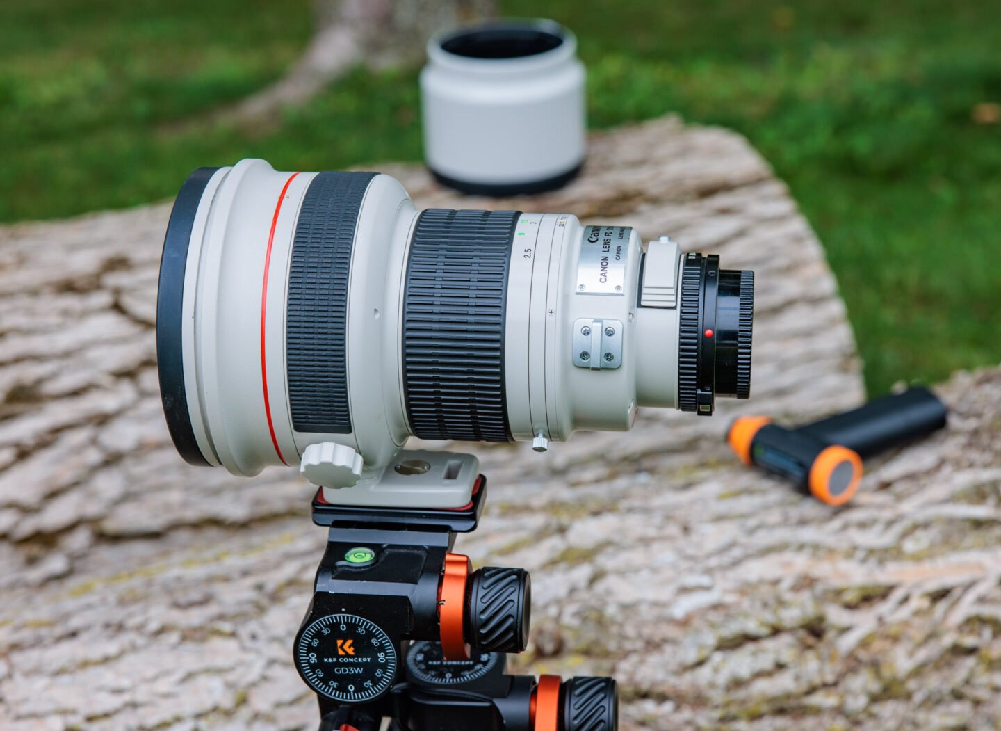 Canon FD 200mm f/1.8 lens